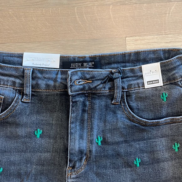 NWT Judy Blue Black Shorts with Cactus - Picture 2 of 2